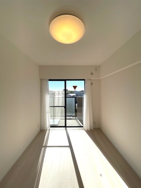 洋室3はバルコニーに接続するので開放感を感じることができます。南東向きで明るい光が注がれます。