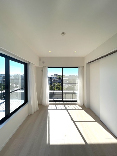 洋室4は二面採光で、大きな開口部からたっぷりの光が注がれます。『日常』という大切な時間を豊かに、快適にお過ごしいただける空間です。