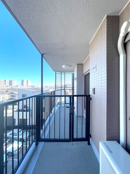 アルコーブ付きでプライバシーが守られた玄関前です。飛び出し時の衝突なども防げるので、安心してお住まいいただけます。