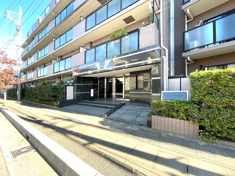 堂々たる趣とお手入れの施された植栽のあるエントランスです。共用部は令和元年に大規模修繕工事実施済みです。