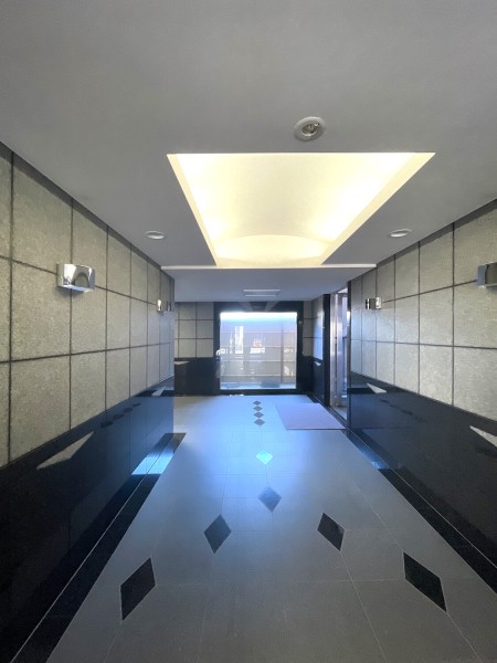 モダンでスタイリッシュな共用部です。先進と開放の豊かな共存を満喫できるエントランスホールが心地の良い安らぎに満ちた生活空間へ誘います。