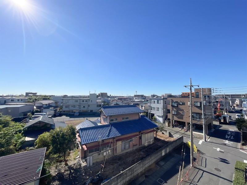 バルコニーからは遠くの空まで見渡せる眺望を堪能できます。清らかで穏やかな時間が流れ、明日への活力を養うことができそうです。