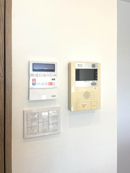 ◆TVモニター付インターホン◆訪ねてきた相手をモニター越しに確認でき、防犯対策に役立ちます。インターホン越しに話をすることが可能です。