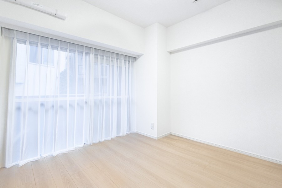 約5.6帖の洋室2はバルコニーに面した開放的な空間です。間口の広いクローゼットが備わっており、居室部分を広々とお使いいただけます。