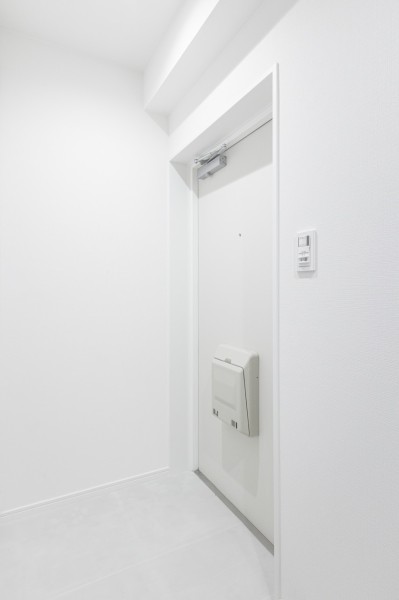 玄関は便利な人感センサー付きライトを設置しています。暗い時間帯のご帰宅や両手が塞がっているときも快適です。