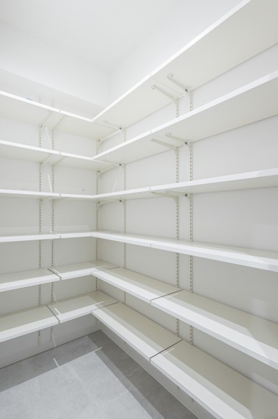 玄関からアクセスできるシューズインクローゼットです。豊富な可動棚付きでシューズはもちろん、アウトドアグッズや雨具なども収納可能です。