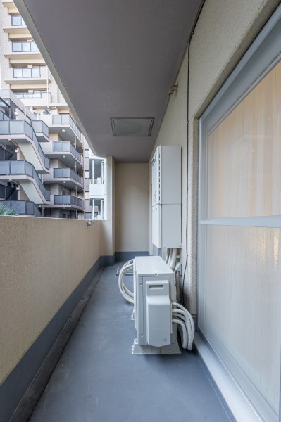 物干し金物付きのバルコニーです。前方の建物とは距離があるので、晴れた日には洗濯物がしっかり乾きそうです♪