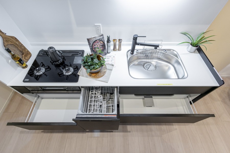 ◆食器洗浄乾燥機◆家事の時間を短縮できる優れもの。さらに節水・節約を同時に行うことができるので、大変人気があり重宝します。