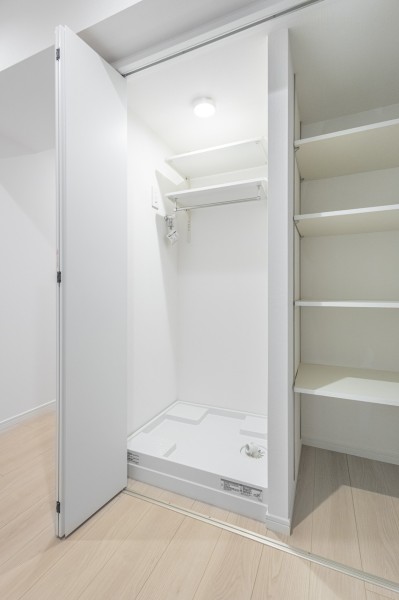 ◆ランドリー収納◆置場に困る洗濯用洗剤などを収納できる収納棚を造作しました。扉付きなので生活感を隠せるのも嬉しいポイント。新たにラックを設ける必要がなく、スタイリッシュな空間を維持できます。