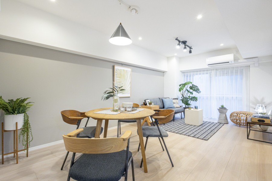 よりいっそう開放感を演出する大きな窓からは、柔らかな自然光が差し込み心地よい時間が流れます。ピクチャーレールを設置したので壁を傷つける心配なくお気に入りのアートやグリーンを飾っていただけます。