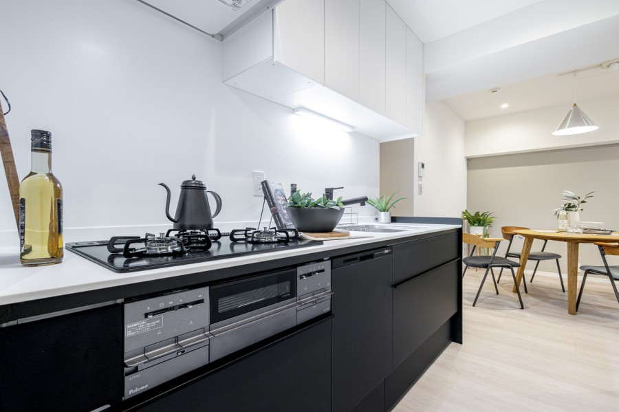 お料理に集中できる壁付けタイプのシステムキッチンです。油や水はね汚れもお手入れラクラク♪豊富な収納、家事時短に便利な食洗器を搭載しています。