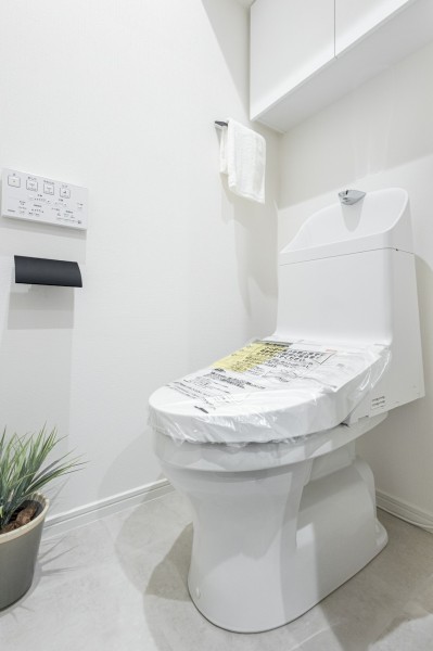 上品さが宿るホワイト基調のレストルームです。優れた節水効果や汚れが付きにくい便座など、ほしかった機能が揃ったウォシュレット一体型トイレです。