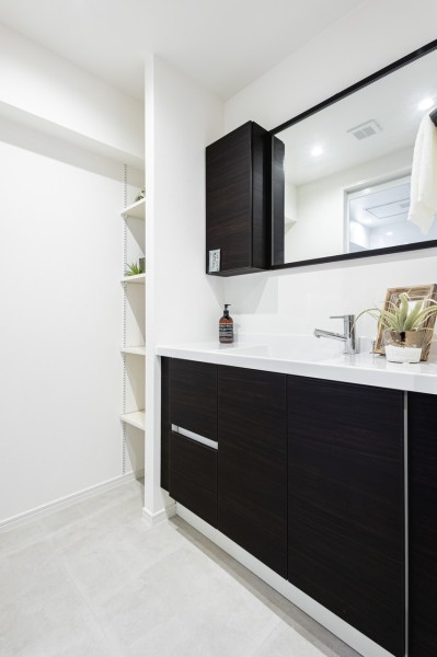 身支度の時間をも快適に彩る、美しく空間に溶け込む洗面化粧台です。リネン類の収納にも便利可動棚も設置しており、使い勝手にまでこだわったライフスタイルに寄り添ったデザインです。