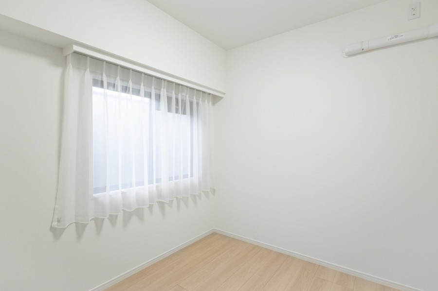 廊下からつながる自然光が差し込む洋室1は、過ぎゆく時間をゆったりと感じることができる空間です。