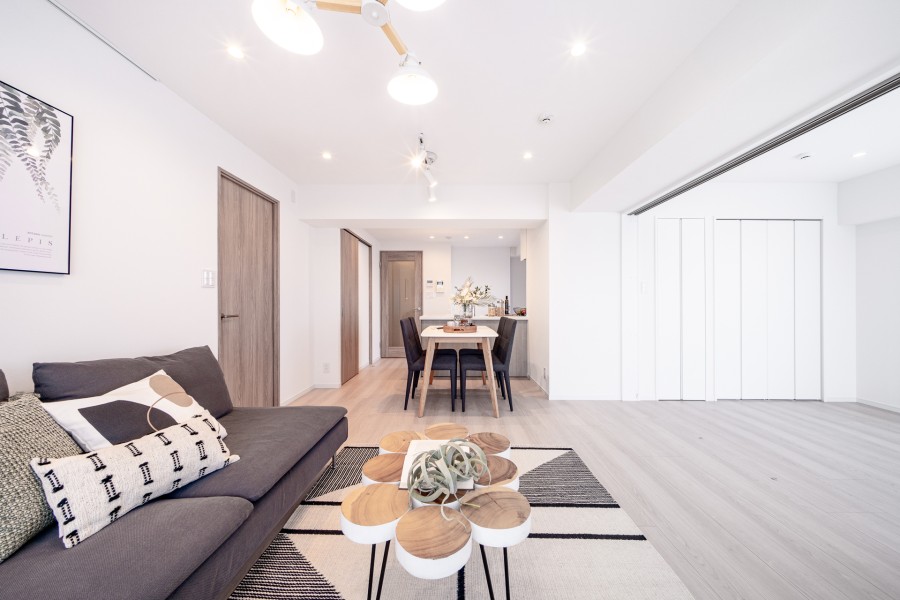 目に肌に優しく温かな素材でつくりあげたお部屋です。木目調がゆとりある雰囲気を演出し、洗練された安らぎのリビングダイニングキッチンです。