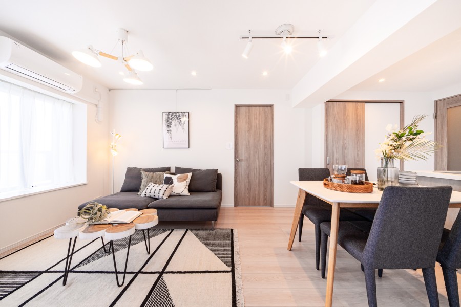 リビングの壁にはピクチャーレールを設置したので、壁を傷つける心配なくアートやグリーンを飾れます。窓際のカウンターにもインテリアを置き、お気に入りのお部屋へ彩れます。