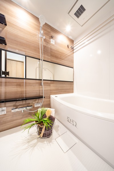 心と身体にやすらぎを与えてくれるバスルームです。美しいカーブと全身を包み込むような入浴感が特長の浴槽です。