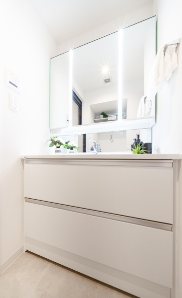 空間に美しく溶け込むスタイリッシュなデザインの洗面化粧台は、収納豊富な三面鏡タイプ。ミドルミラー付きなので背の低いお子様も鏡を見ながら歯磨きができます。