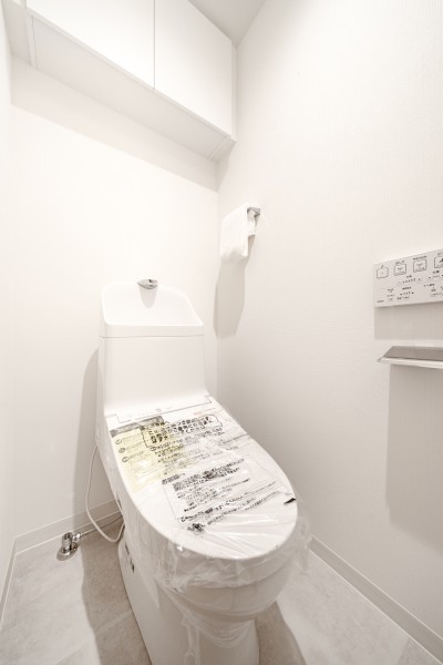 優れた節水効果や汚れが付きにくい便座など、ほしかった機能が揃ったウォシュレット一体型トイレです。上部には収納に便利な吊戸棚を備え付けました。