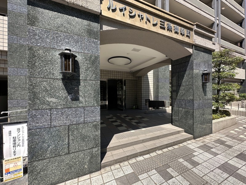 京都らしい落ち着いた街並みが魅力のロケーションです。静かな日常生活を送りながら、四条河原町などにも歩いて行ける適度な距離感で、豊かな生活を送ることができます。