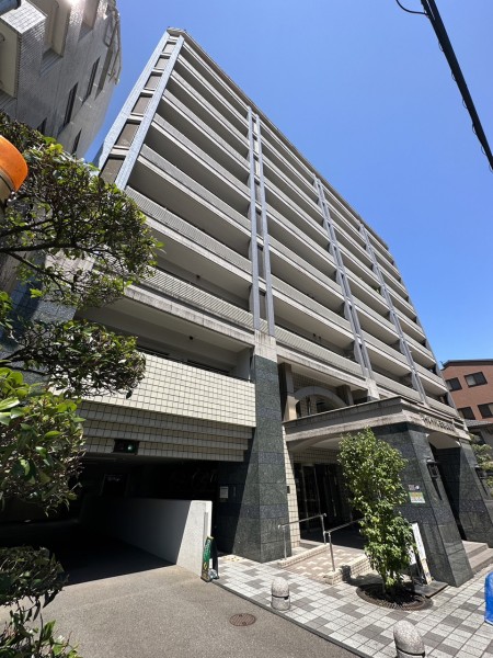 東山連峰を望む眺望があり、五山の送り火（大文字）鑑賞可能です。9階部分で、前面を遮る建物はありませんので、大きな空と京都の街並みをゆったりと眺めることができます。