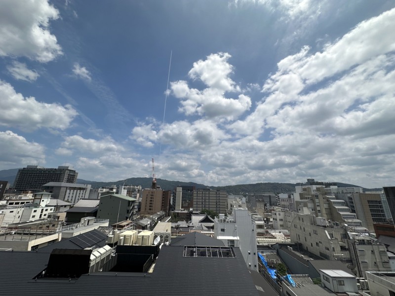 東山連峰を望む眺望があり、五山の送り火（大文字）鑑賞可能です。9階部分で、前面を遮る建物はありませんので、大きな空と京都の街並みをゆったりと眺めることができます。