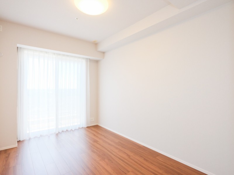 南向きの陽光溢れる洋室1です。約7.4帖のゆとりあるお部屋は主寝室におすすめです。