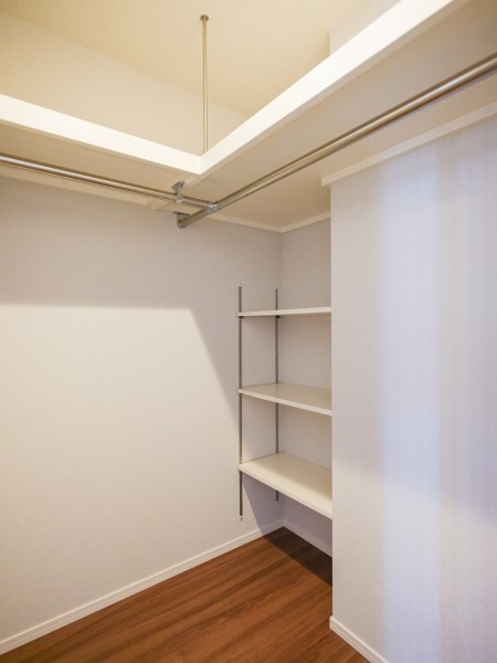 洋室1には収納力が頼もしいウォークインクローゼットが備わっています。空間を有効活用できるハンガーパイプ、可動式収納棚が衣類はもちろん、散らかりやすい小物類の整理整頓にも役立ちます。