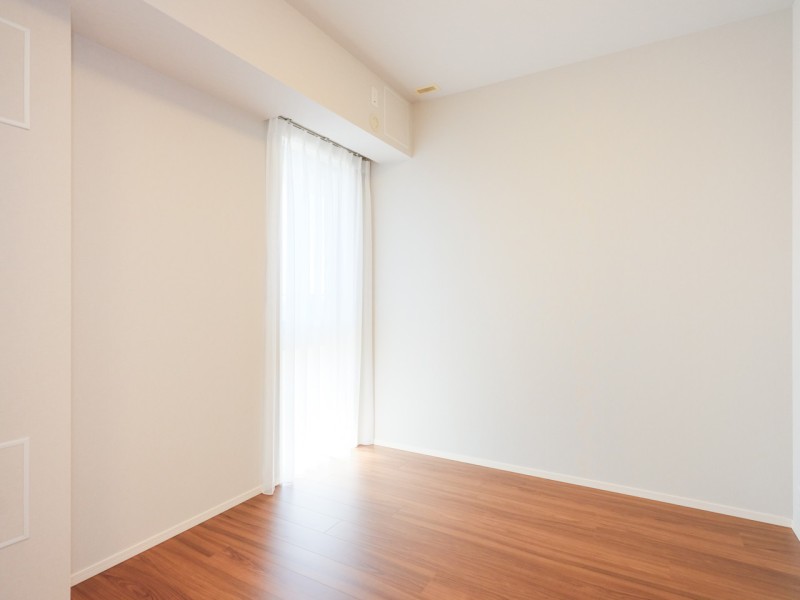 同じく南向きの窓から光が差し込む洋室2です。のびやかな時間が流れるお部屋はテレワークや読書、集中して過ごしたいときにおすすめの空間です。