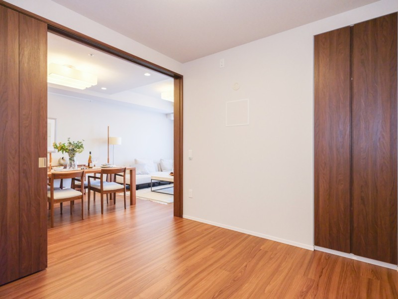 約5帖の洋室3は凹凸が少なく家具配置のしやすさは◎住まう方のお好みで、自由なレイアウトでお部屋作りが楽しめます。