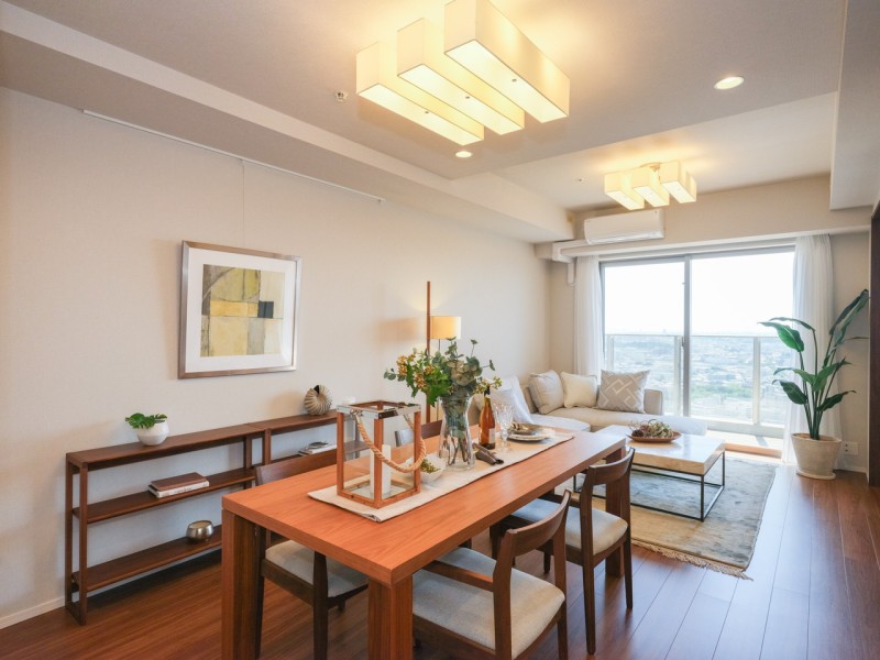 心地よい時間が流れ、明日への活力を養うことができる居心地の良いリビングダイニングキッチンです。冬場にうれしい床暖房を敷設し、寒い冬でも足元からじんわり温もりを感じます。