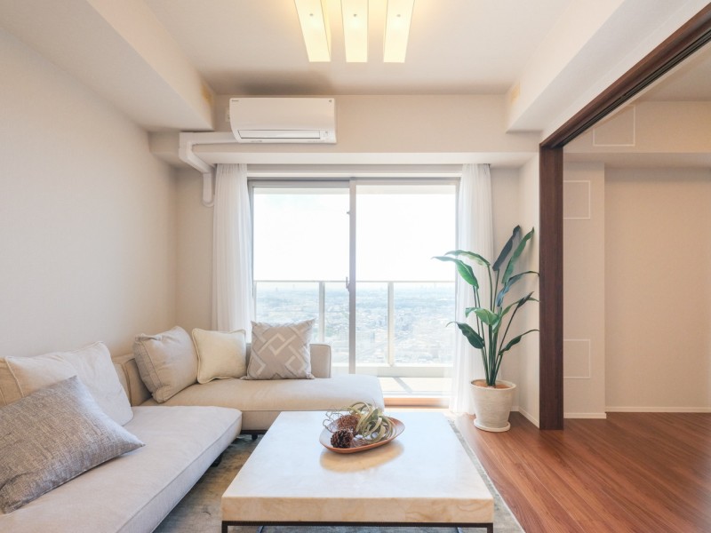 南向きの窓からたっぷりの日差しを取り込み、心安らぐお部屋です。室内からものびやかな眺望を堪能でき、『日常』という大切な時間を豊かに、快適にお過ごしいただける空間です。