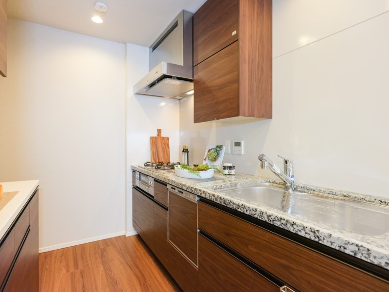 お料理に集中しやすい壁付けシステムキッチンです。住まいに寄り添う機能的なキッチンにはディスポーザー・食洗器を搭載しています。