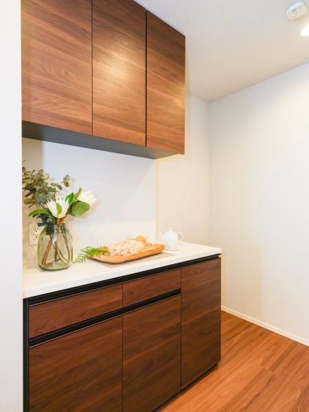 キッチンとお揃いの収納豊富なカップボードです。カウンタースペースにもゆとりがあり、キッチン家電の配置や作業スペースとしてもお使いいただけます