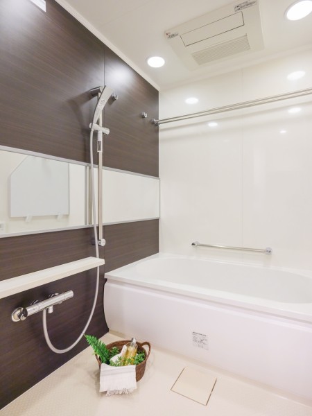 一日の疲れをしっかりと癒すバスルームです。ゆったりサイズのバスタブで、心ゆくまでリラックスタイムをお楽しみいただけます。