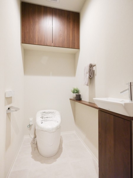 洗練されたお部屋にぴったりな上品で心落ちつくレストルームです。便利な吊戸棚収納、手洗いカウンターを備え付けています。