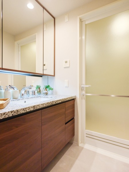 入浴後の時間も贅沢に彩る、重厚感のある洗面化粧台です。機能性とデザイン性を兼ね備えたラグジュアリーなプライベート空間です。