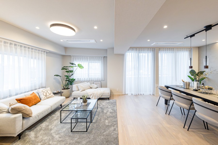 角部屋ならではの二面採光で心地よい光と風が訪れ、穏やかな空気に包まれたリビングダイニングキッチンです。時代や流行を問わず長く着られる衣服のように、ご家族皆さんが快適にお過ごしいただける住まいです。