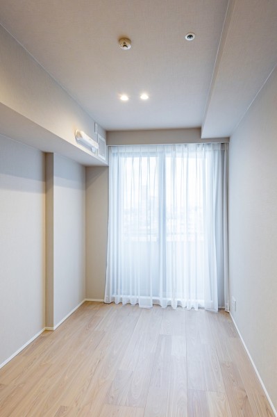 穏やかな自然光が注がれる居心地の良い洋室2です。ウォークインクローゼット付き、過ぎゆく時間をのんびり感じることができるプライベート空間です。