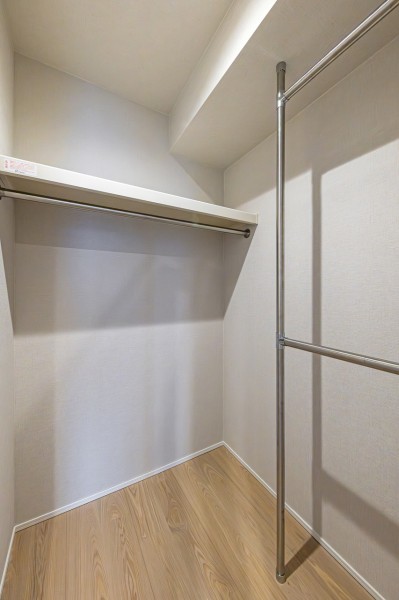 洋室2のウォークインクローゼットです。二段に分かれたハンガーパイプ付きのため、デッドスペースを作らずにたくさん収納いただけます。