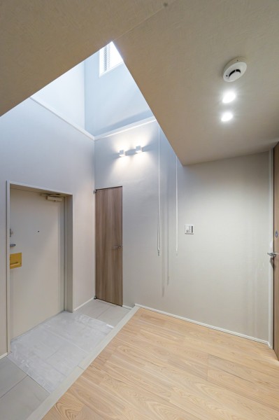 吹抜けの玄関には自然光が降り注ぎ、白を基調に爽やかな空間を演出します。大切なご家族の「ただいま」「おかえり」が行き交う心温まる空間です。