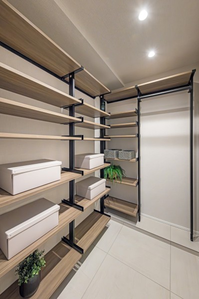 玄関からアクセスできるシューズインクローゼットです。豊富な可動棚にはご家族分のシューズもたっぷりと収納可能。ハンガーパイプもあるので冬場のロングコートなどもさっと取り出せる使いやすさも♪