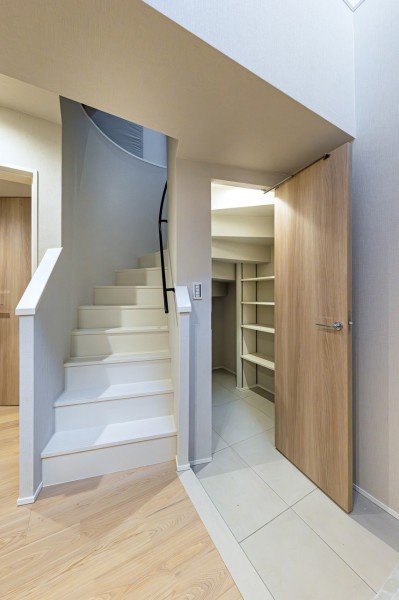 ルーフバルコニーへと続く螺旋階段、玄関右手には収納スペースを設けました。非常用グッズの保管やアウトドア用品をまとめて置くのにも便利ですね。