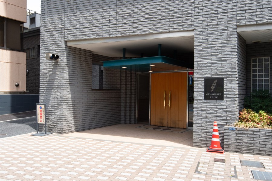 上質な居住空間へやさしく誘うエントランスです。奥行きがあるエントランスは住まう人々のプライバシーを確保しています。