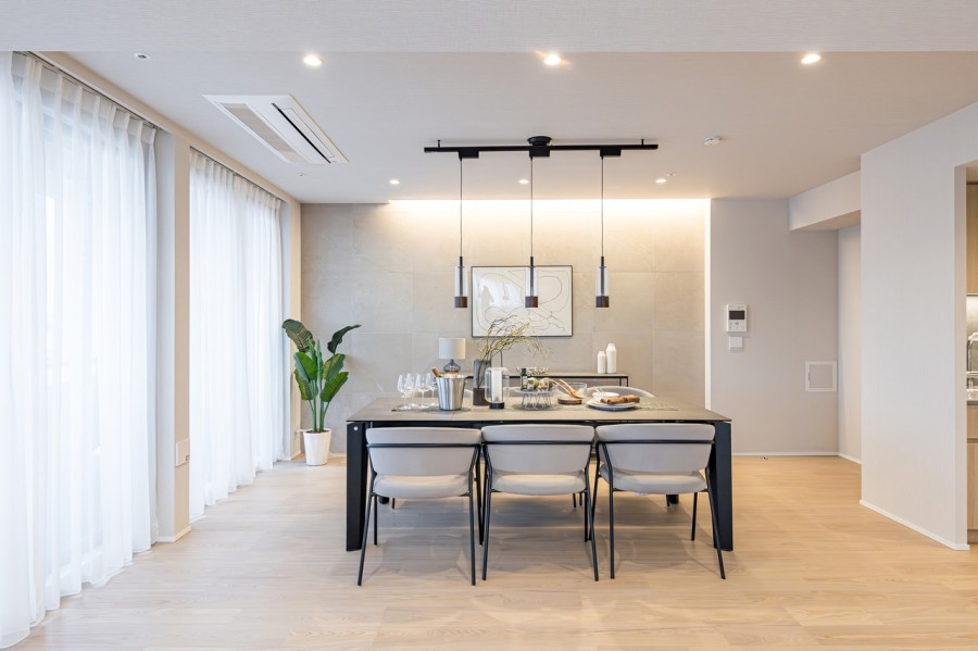 たっぷりの光を取り込んだ明るく開放的なリビングダイニングです。気品溢れるピュアストーンの壁を間接照明が照らし、流行を先駆けながら、安らぎを感じる居住空間です。