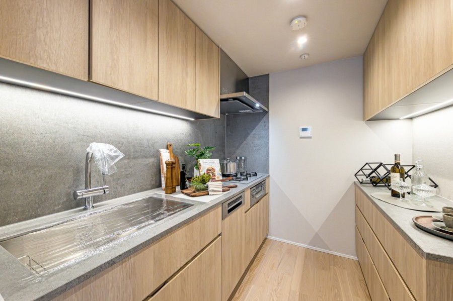 田中工藝製のオリジナルシステムキッチンは、細部にまでこだわりを施しました。収納豊富なカップボードも備え、間接照明がよりいっそう上質空間を創り出す気品溢れるキッチンです。