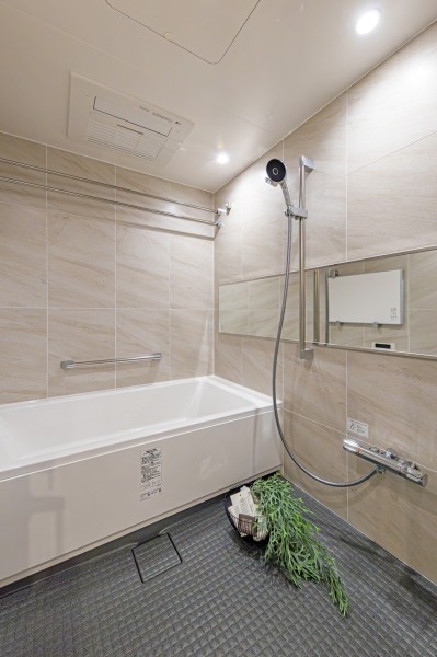 1620サイズでのびのびとおくつろぎいただけるバスルームです。ゆったりとしたバスタブで毎日のお風呂時間を心ゆくまで楽しめます。