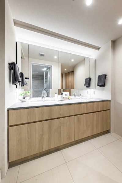 洗面台も田中工藝社製のこだわりの仕様です。ダブルボウルの大きな洗面台は大きな鏡で身だしなみも整えやすく、朝の慌ただしい時間帯も快適です。