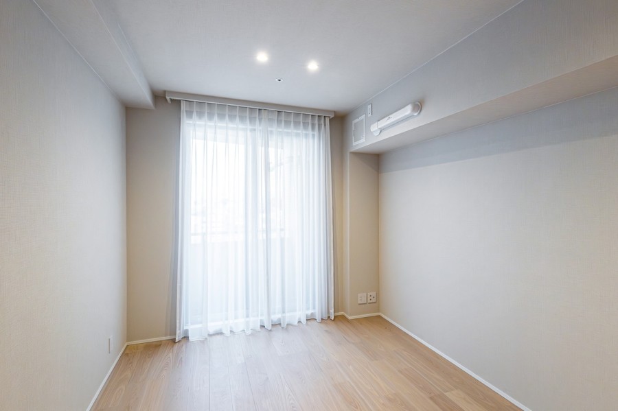 約9.9帖の広々とした洋室1です。ウォークインクローゼット付きで居住スペースを広くお使いいただける主寝室におすすめのお部屋。リビング同様、床暖房を搭載しています。