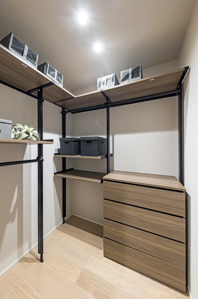 洋室1のウォークインクローゼットはハンガーパイプやチェスト付きのゆとりある収納空間です。